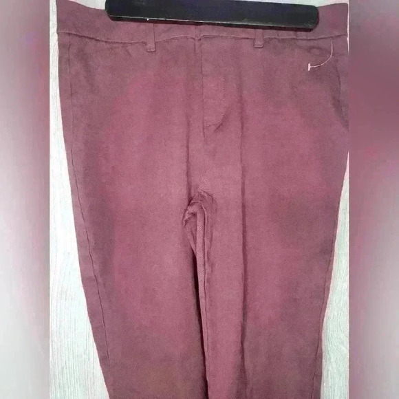 Old Navy high-rise Pixie secret smooth pockets. Burgundy size 8. - Picture 4 of 5